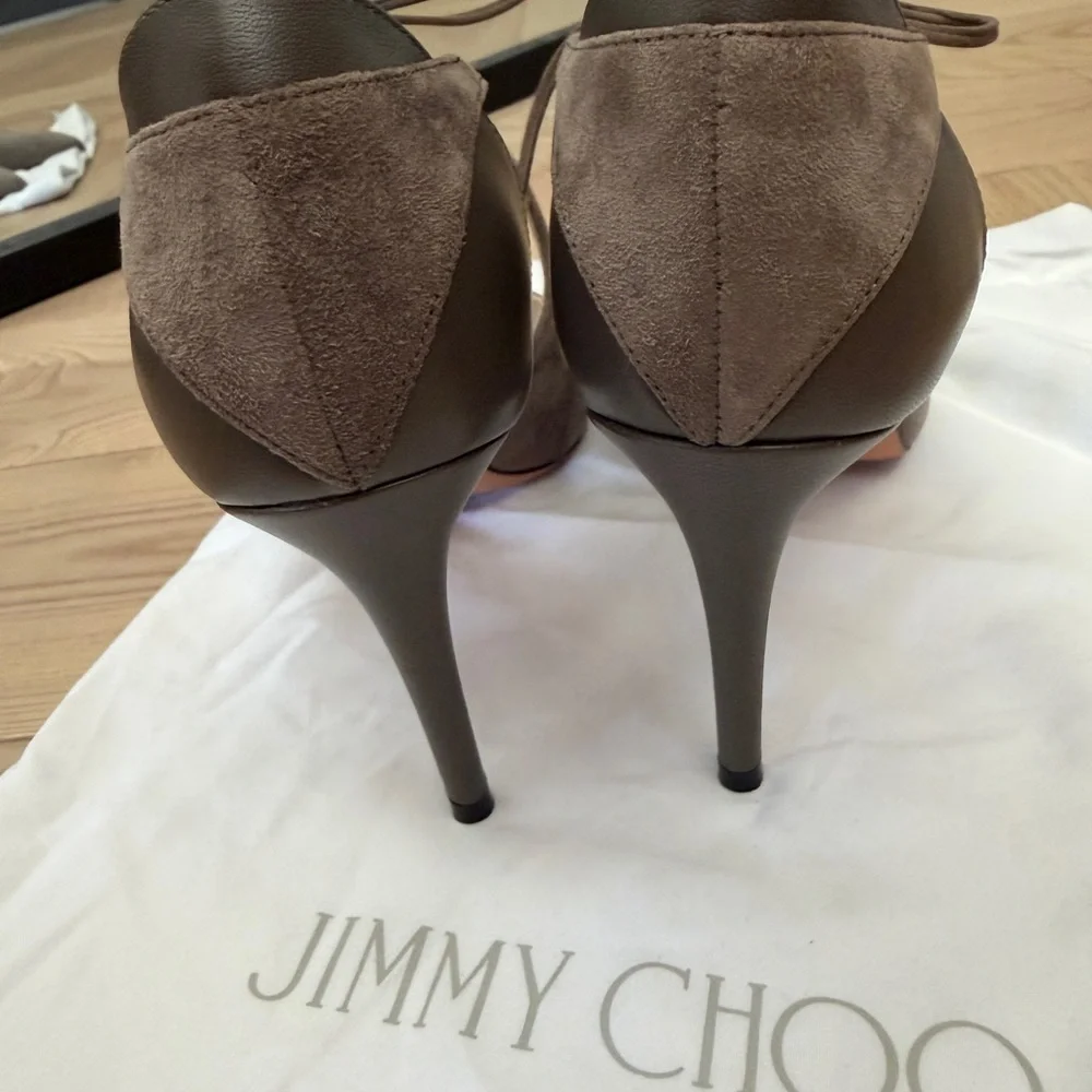 JIMMY CHOO
Vanessa grey suede pumps, size 38.5. - Picture 3 of 5